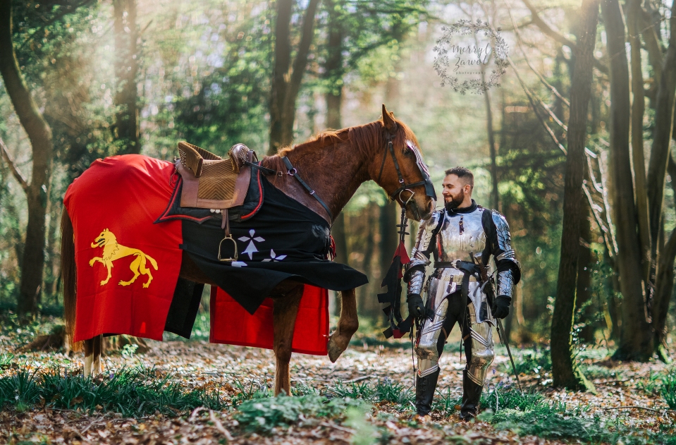 chevalier en armure et son cheval qui fait une jambette en tenue de chevalerie
animation chevalier